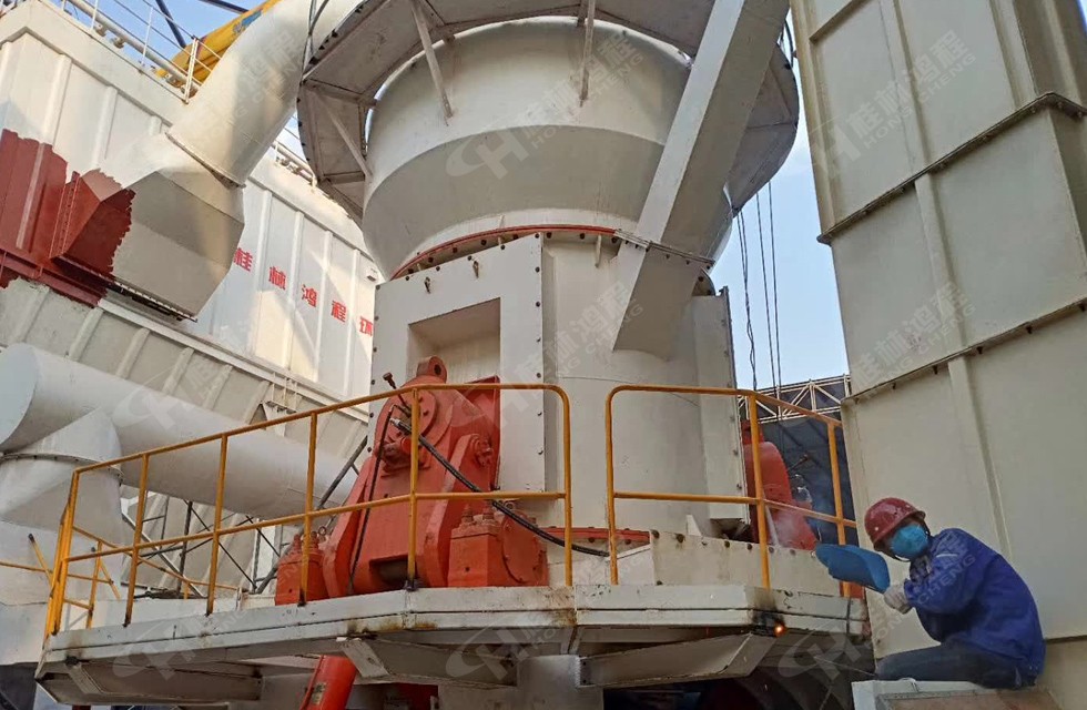 HLM1700鋁礬土立磨生產(chǎn)線山西呂梁安裝現(xiàn)場(chǎng) HLM1700鋁礬土立磨生產(chǎn)線山西呂梁安裝現(xiàn)場(chǎng)
