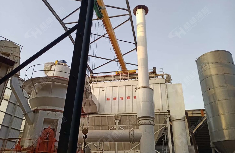 HLM1700鋁礬土立磨生產(chǎn)線山西呂梁安裝現(xiàn)場(chǎng) HLM1700鋁礬土立磨生產(chǎn)線山西呂梁安裝現(xiàn)場(chǎng)