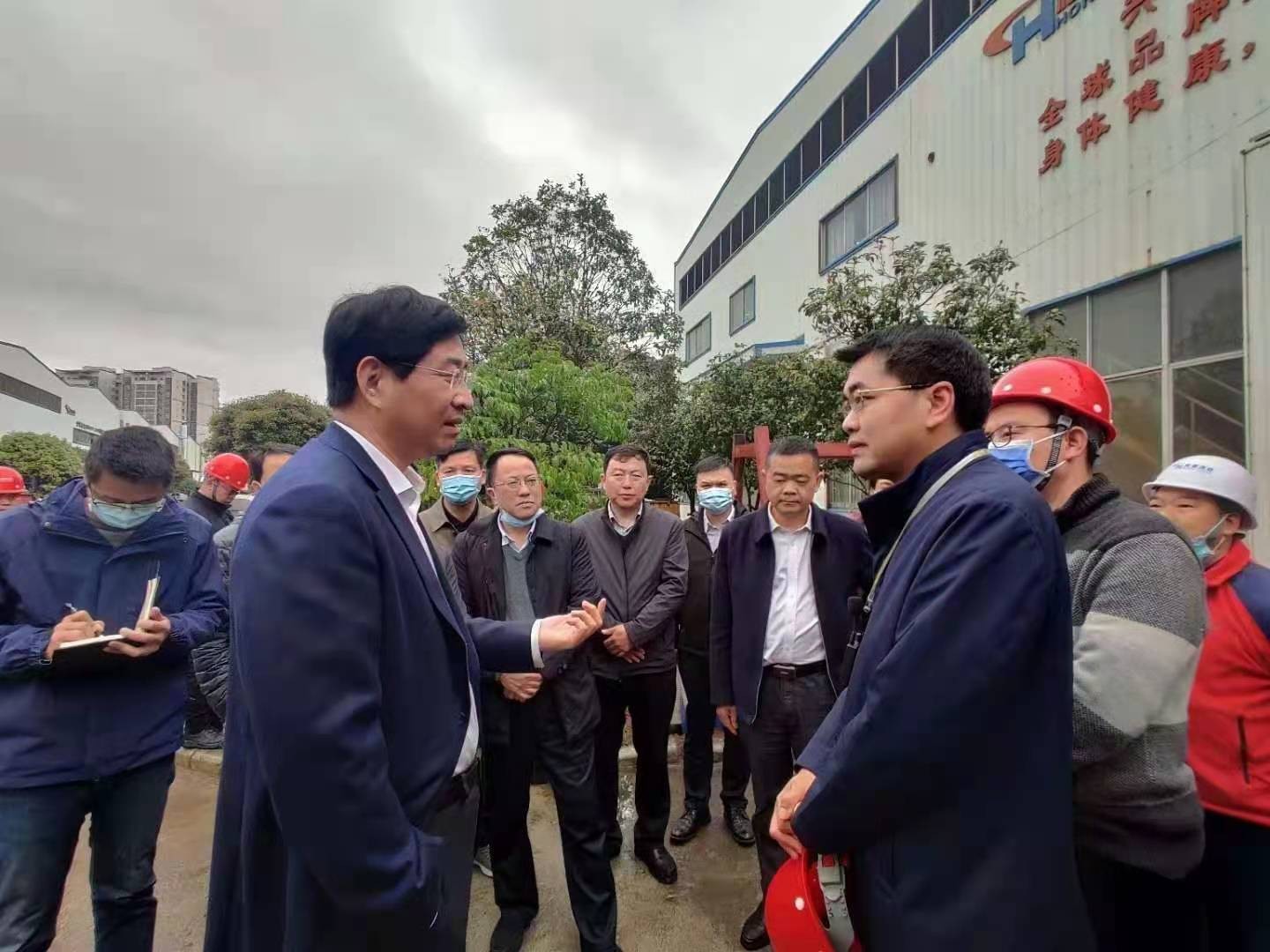 桂林市委書(shū)記周家斌書(shū)記，鐘洪常務(wù)副市長(zhǎng)等市委市政府，區(qū)委區(qū)政府領(lǐng)導(dǎo)一行開(kāi)年第一站來(lái)到廣西桂林鴻程機(jī)械廠(chǎng)指導(dǎo)慰問(wèn)